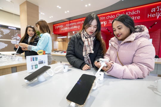 KT가 경기도 안산 원곡동의 다문화 거리에 외국인 특화 서비스를 제공하는 'KT Foreigner Center(포리너 센터)'를 열었다. KT 제공